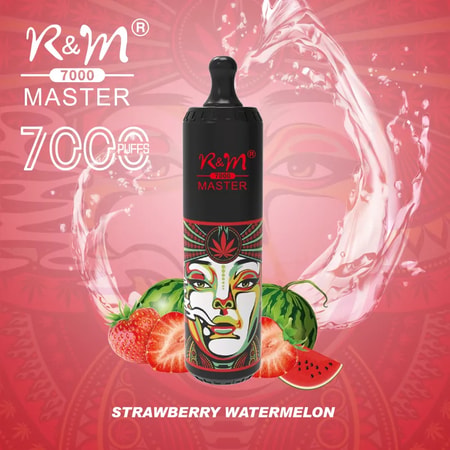 En svart R&M 7000 Master vape-enhet med en färgstark konstnärlig design av ett kvinnoansikte, omgiven av jordgubbar och vattenmelonskivor, med smaken "Strawberry Watermelon" och texten "7000 Puffs" på en rosa bakgrund.