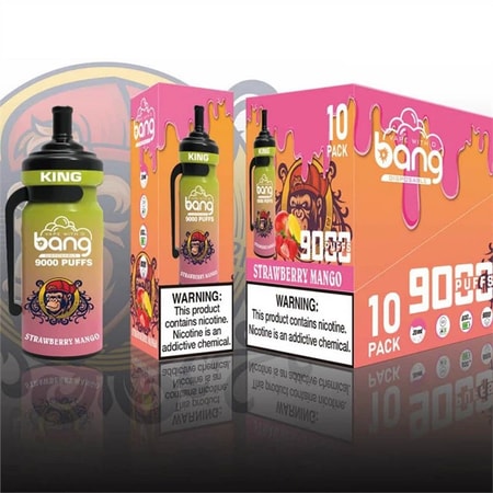 Una caja y una botella desechables con un diseño en degradado verde y rosa etiquetadas como "Bang 9000 Puffs" de sabor "Strawberry Mango", con una advertencia sobre la nicotina.