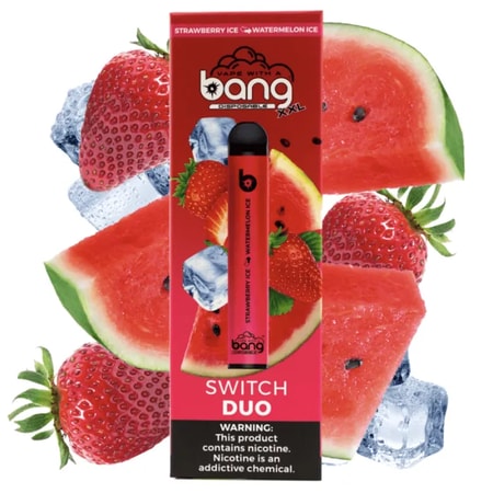 Una vape monouso etichettata "Bang XXL Switch Duo" con i gusti Strawberry Ice e Watermelon Ice, con fragole, fette di anguria e cubetti di ghiaccio su uno sfondo rosso.