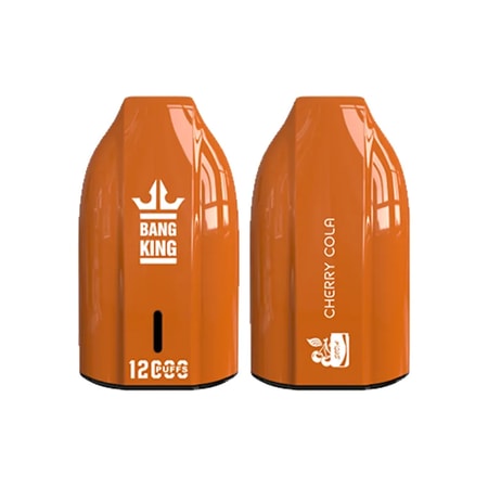 Appareil à vapotage jetable orange étiqueté « Bang King Cherry Cola », avec une capacité de 12 bouffées et des logos de marque.