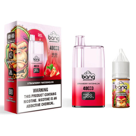 Une boîte d'emballage pour un produit de vapotage étiqueté « Bang Strawberry Watermelon », avec une illustration d'un singe et des images de fraises et de pastèque. L'emballage comprend un dispositif de vapotage jetable et une bouteille d'e-liquide. Un avertissement concernant la nicotine est affiché bien en évidence.