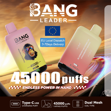 競馬場の背景にピンク、黄色、桃のグラデーションが施された 2 つの Bang Leader 使い捨て電子タバコ デバイス; の 1 つは猿のグラフィックと「45000 パフ」を示し、近くに EU 旗のアイコンと「EU Local Dispatch 3-7 Days Delivery」バッジが付いています。.
