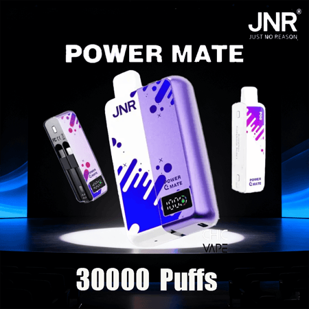 Exhibición promocional de los dispositivos de vapeo JNR Power Mate en un escenario oscuro, con un Power Mate central morado y blanco con una pequeña pantalla digital, flanqueado por otros dos dispositivos, con el texto POWER MATE en negrita en la parte superior y 30000 Puffs en la parte inferior.