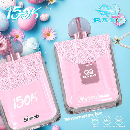 Due flaconi di profumo rosa con motivi testurizzati, su uno sfondo blu con fiori ed elementi decorativi.