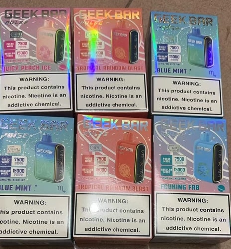 Sechs Schachteln mit Einweg-Vape-Produkten von Geek Bar Pulse in verschiedenen Geschmacksrichtungen, darunter Juicy Peach Ice, Tropical Rainbow Blast, Blue Mint und Fucking Fab, mit sichtbaren Nikotinwarnungen mit dem Hinweis: „Dieses Produkt enthält Nikotin. Nikotin ist eine süchtig machende Chemikalie.“