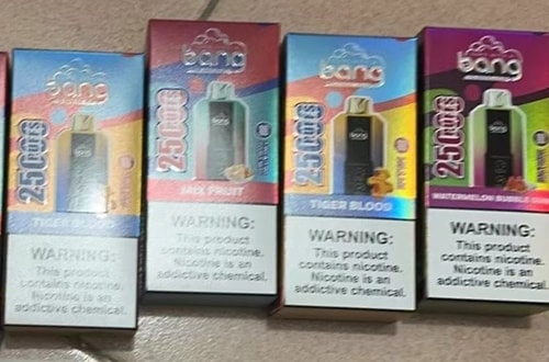 Scatole di dispositivi da svapo usa e getta Bang in vari gusti, tra cui Tiger Blood, Jack Fruit e Watermelon Bubblegum, ciascuno etichettato con un'avvertenza sulla nicotina.