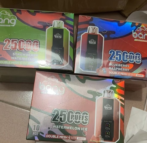 Tre scatole di prodotti da svapo usa e getta Bang in diversi gusti: Fragola, Anguria, Mirtillo e Lampone e Ghiaccio, ciascuna con la dicitura "25000 boccate" e con caratteristiche come la doppia maglia e la batteria da 650 mAh.