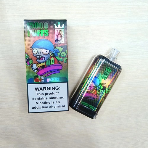 Un colorido dispositivo de vapeo junto a su envase, en el que aparece un personaje de dibujos animados con un casco azul y un traje verde, con gráficos que destacan "15000 caladas" y "Lush Ice". El envase contiene una advertencia sobre la nicotina.