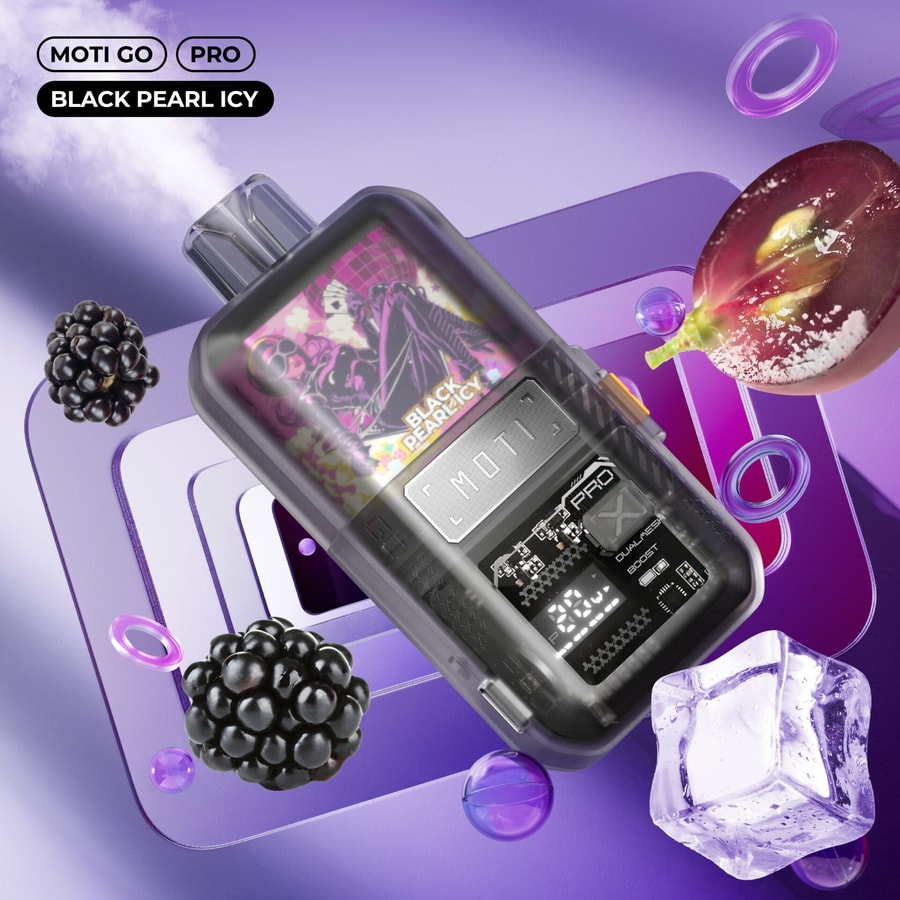 Un elegante dispositivo da svapo MOTI GO PRO Black Pearl Icy dal design futuristico, circondato da more, cubetti di ghiaccio e un chicco d'uva tagliato a metà su un vivace sfondo viola.