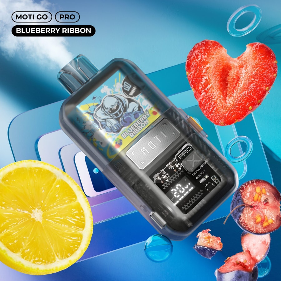 Un dispositivo da svapo trasparente etichettato "MOTI GO PRO Blueberry Ribbon" con un design colorato, circondato da elementi di frutta vivaci come limone, fragola, mirtillo e uno sfondo azzurro.