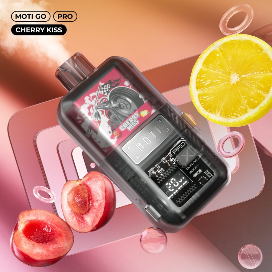 Un dispositivo da svapo trasparente etichettato "MOTI GO PRO Cherry Kiss" con un disegno rosso che raffigura una motocicletta, circondata da elementi di frutta vivaci, tra cui limone e ciliegie, su uno sfondo rosa-arancio.