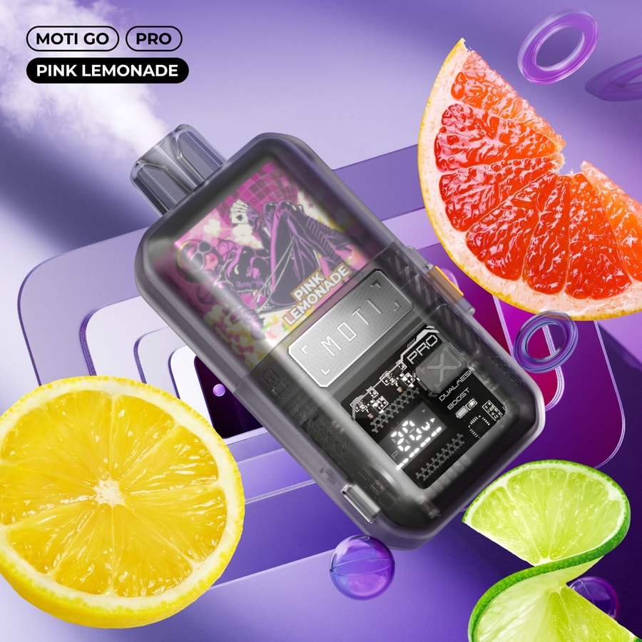 Un dispositivo da svapo trasparente con l'etichetta "MOTI GO PRO Pink Lemonade", con un design rosa con un personaggio elegante, circondato da agrumi, tra cui fette di limone, lime e pompelmo, su uno sfondo viola.