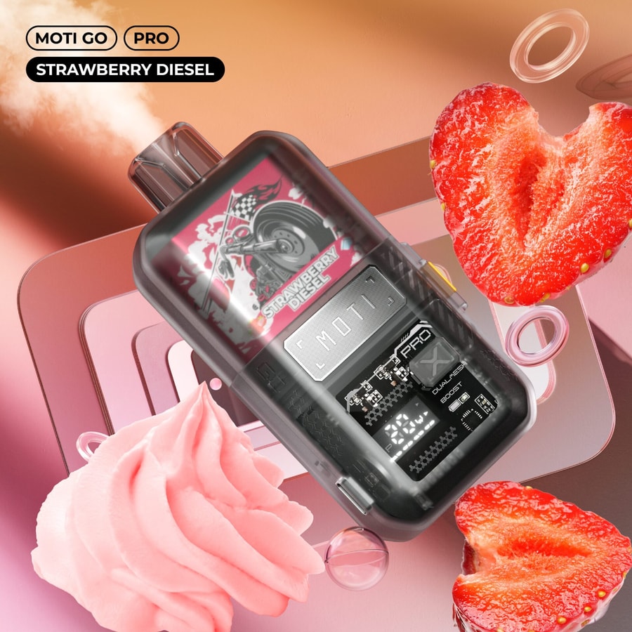 Primo piano del dispositivo MOTI GO PRO con design "Strawberry Diesel", circondato da fragole, panna montata rosa e morbide sfumature.