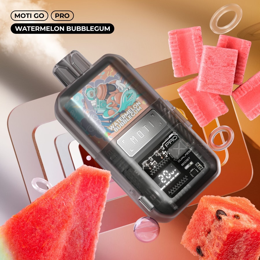 Un elegante dispositivo da svapo denominato "Moti GO Pro Watermelon Bubblegum" con un involucro semitrasparente che mostra i componenti interni, circondato da fette di anguria e pezzi di bubblegum.