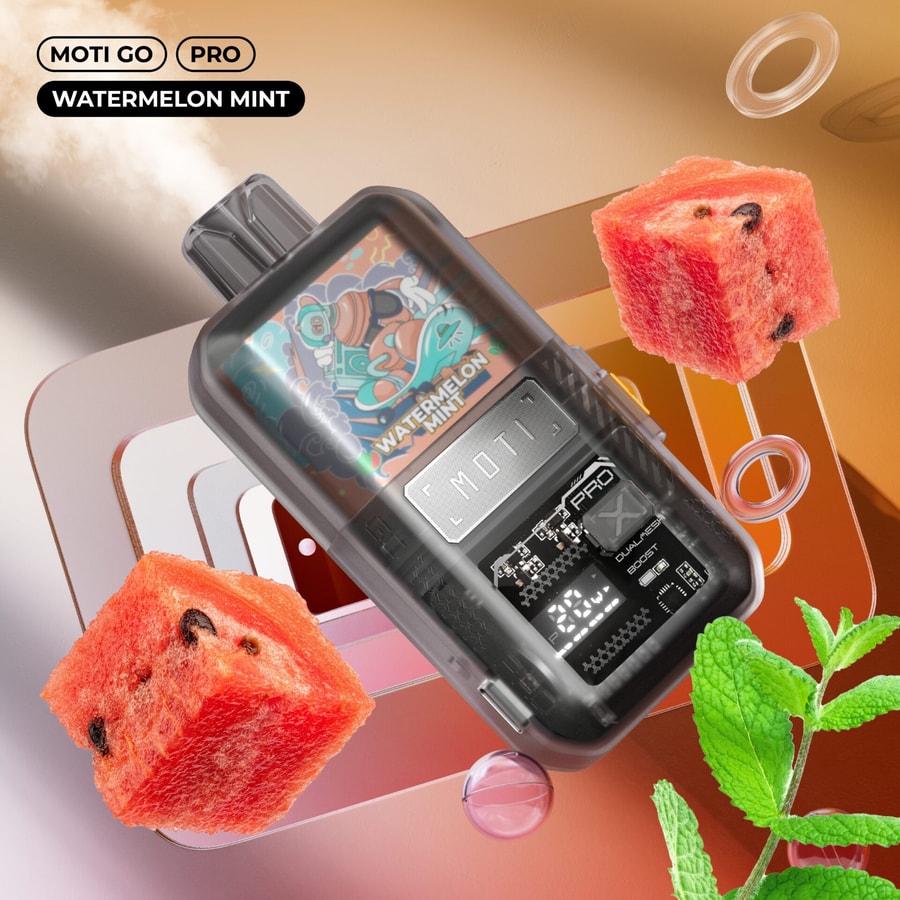 Un elegante dispositivo da svapo MOTI GO PRO al gusto Watermelon Mint, con involucro trasparente che rivela i componenti interni, circondato da cubetti di anguria, foglie di menta e vapore.